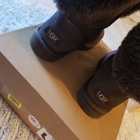 Uggs size 8 - Picture 2 of 5